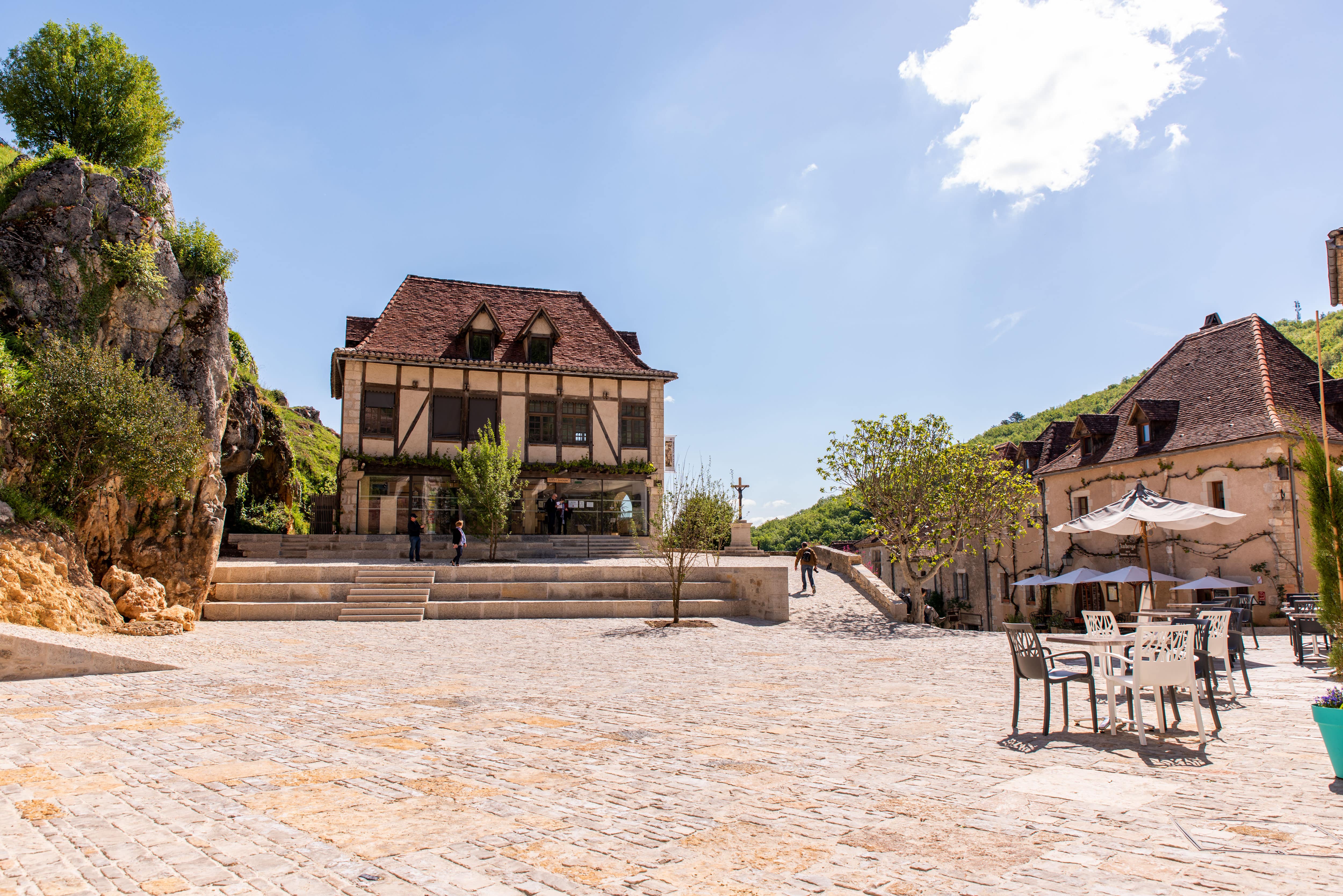 Place pavage saint cirq lapopie ciment naturel Prompt