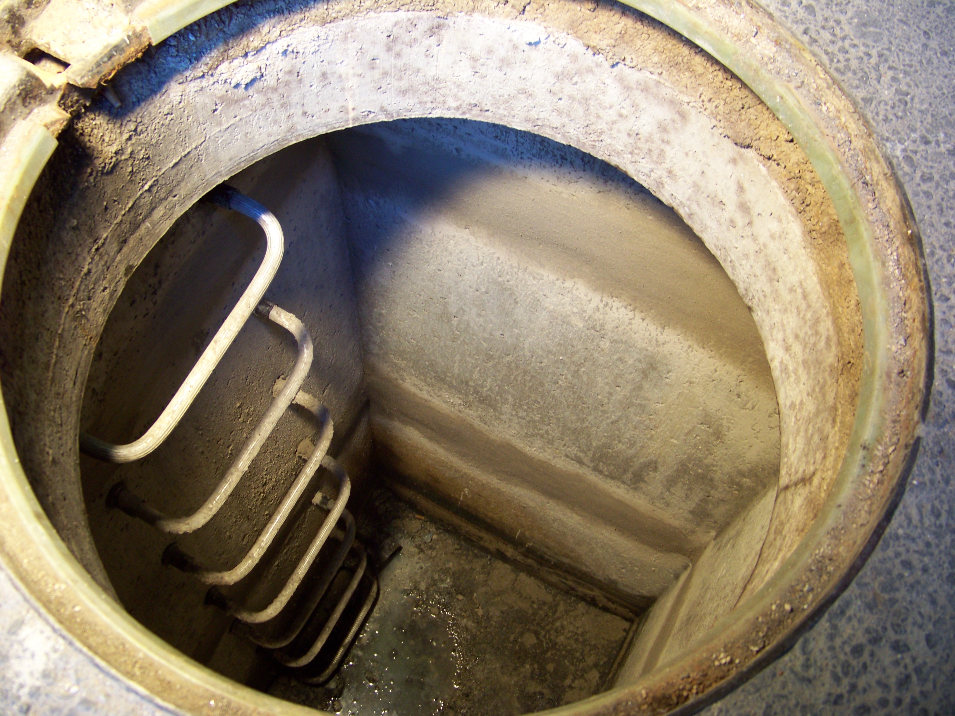 Sealing and manhole benching