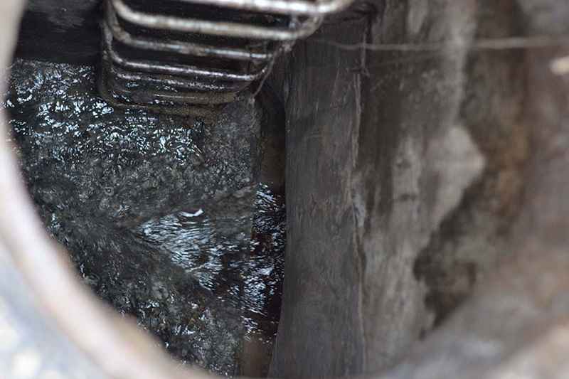 Arrivée d'eau depuis la nappe phréatique dans le collecteur d'eaux pluviales