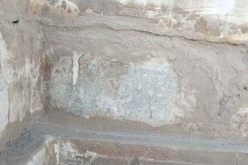 Sealed cracks in an oyster basin