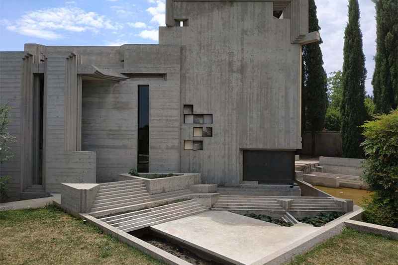 Restauration à l'aide du ciment Prompt Vicat d'un complexe funéraire