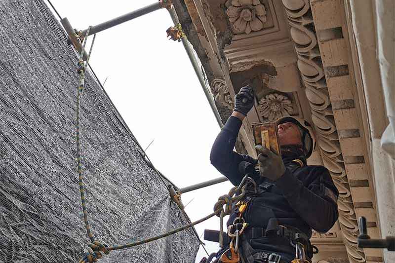 Restauro degli elementi decorativi in cemento Prompt Vicat