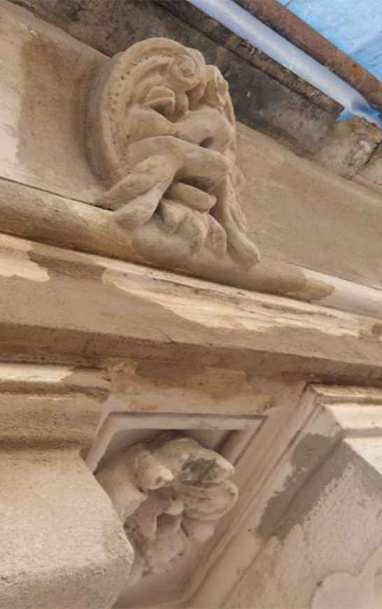 Restauro degli elementi decorativi in cemento Prompt Vicat